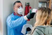 El Gobierno nacional evalúa un bono de 30.000 pesos para trabajadores de la salud