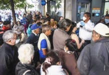 Jubilados y beneficiarios de planes sociales hacen colas en los bancos para cobrar