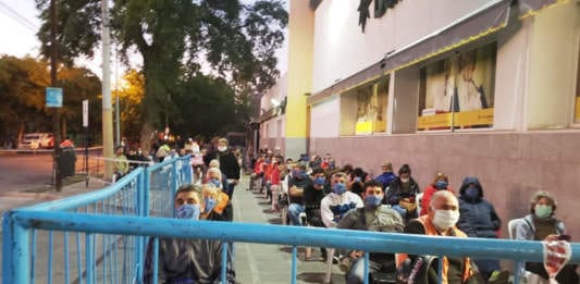 Jubilados hacen cola SJ 04