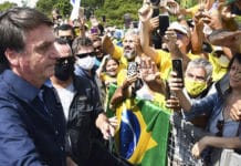 Bolsonaro participó, sin barbijo, de una protesta contra la Corte frente a la casa de Gobierno