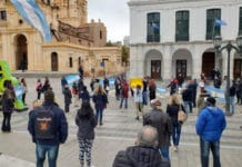 Protesta de comerciantes en Córdoba: fueron acusados de violar la cuarentena