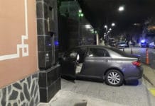 Detienen a joven que chocó un auto contra el portón de la Embajada de China en Villa Urquiza