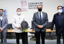 Reconocieron la honestidad de un empleado de limpieza que encontró plata y la devolvió