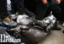 Video: antiracistas derribaron la estatua de un comerciante de esclavos en Reino Unido