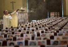 Perú: realizaron una misa con las fotos de 5.000 fallecidos por coronavirus