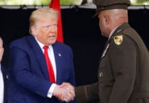 En una ceremonia militar, el Presidente Trump prometió terminar con la "plaga" del coronavirus