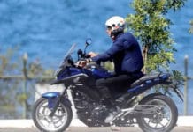 Con coronavirus, Bolsonaro anda en moto y pasea sin barbijo en la residencia oficial