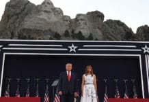 Trump profundiza la división racial en el acto por la Independencia de Estados Unidos