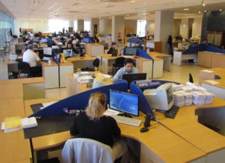 Indec informó cuánto cayó la dotación de personas en el Estado en abril
