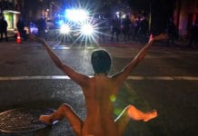 Video: una mujer desnuda enfrentó a la policía en las protestas contra Trump