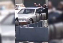 Estados Unidos: policías acribillan y matan a un latino en su auto