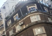 Vecinos de Cristina Kirchner colgaron una bandera en el edificio donde vive