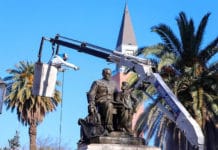Limpiaron la estatua de Sarmiento y pusieron en valor el patrimonio de la Plaza 25 de Mayo