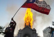 Chile: impactante video muestra cuando queman dos iglesias