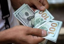 El dólar blue llegó a $221 y rompió un nuevo récord