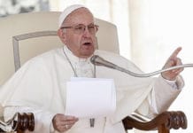 El Papa pide a los padres que apoyen a sus hijos si son homosexuales
