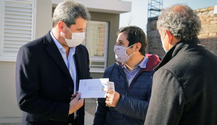 Uñac-entrega-casa-en-Rawson