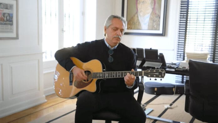 Alberto-Fernandez-y-guitarra