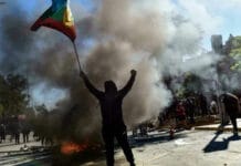 Chile: al menos 2 muertos y 450 detenidos tras violentas protestas y saqueos