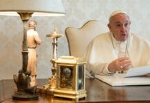 Papa Francisco: "No se puede vivir de los subsidios"