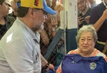 Robaron dos camisetas firmadas por Diego Maradona de la casa de las Madres de Plaza de Mayo