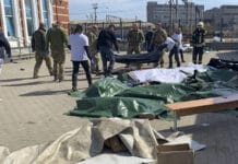Rusia bombardeó una estación de trenes en Ucrania y mató a más de 50 civiles