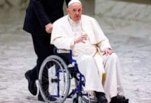 El Papa Francisco se mostró en silla de ruedas por su dolor de rodilla