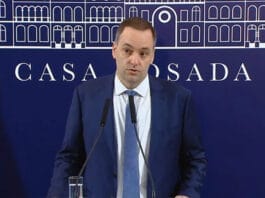 La Justicia archivó la causa contra Adorni por el viaje de su esposa en un vuelo oficial