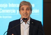 Caputo anunciará medidas para alentar el uso de dólares
