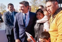 Orrego entregó llaves de viviendas y escrituras a familias de San Juan