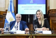 Con apoyo de los dialoguistas, el oficialismo dictaminó la Ley Antimafias