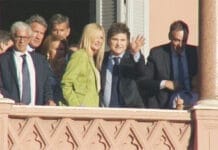El Presidente Milei ya grabó el mensaje por su primer año de gestión y saludó en el balcón