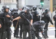 Tensión en el Congreso: la policía avanzó sobre manifestantes con gases y camión hidrante