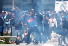 Incidentes en el Congreso entre hinchas y la Policía en la marcha de jubilados