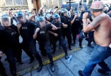 Un reclamo de jubilados frente al Congreso terminó en incidentes entre manifestantes y la Policía