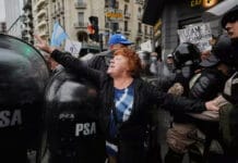 La policía tiró gas pimienta a los manifestantes y hubo incidentes en la marcha de jubilados