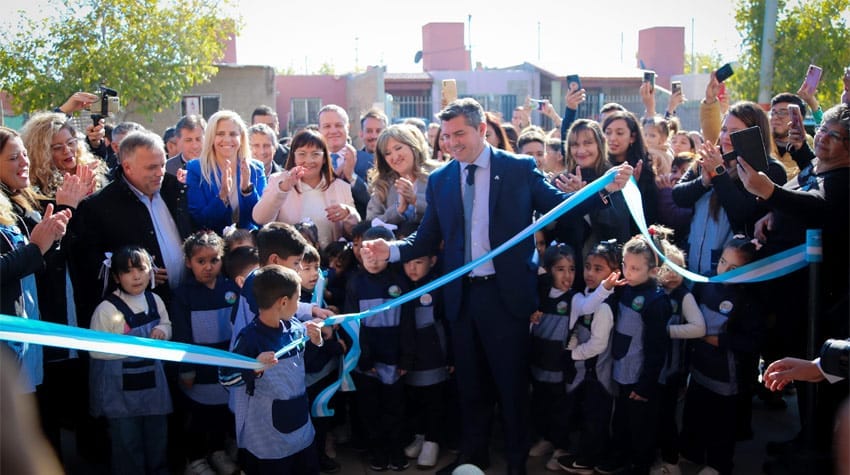 Orrego-y-escuela-01