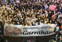 Médicos residentes del Hospital Garrahan hicieron una marcha de velas en el Obelisco