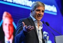 Caputo afirmó que el Gobierno no se va a desviar "ni un centímetro" del rumbo económico
