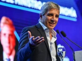 Caputo afirmó que el Gobierno no se va a desviar "ni un centímetro" del rumbo económico