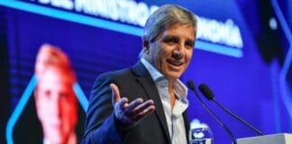 Caputo afirmó que el Gobierno no se va a desviar "ni un centímetro" del rumbo económico
