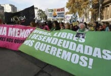 Feministas, artistas, médicos y científicos se movilizaron junto a los jubilados frente al Congreso