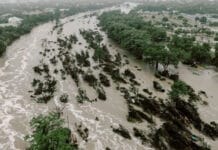 Inundaciones en Texas: ya son 87 los muertos y continúan las tareas de rescate