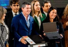 El Gobernador Orrego entregó notebooks a docentes de primaria