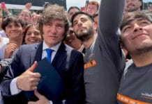 Milei hizo una caravana por el centro de Mendoza y pidió no "volver al modelo comunista que nos fundió"