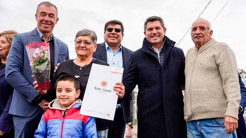 Orrego-entrega-de-vivienda-9-de-julio