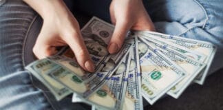 El Banco Central habilitó el pago de sueldos en dólares