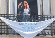 Cristina Kirchner colocó en su balcón una bandera con la consigna Memoria, Verdad y Justicia