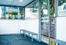 Miodowsky inauguró la tercera parada de colectivo climatizada en un punto clave de Rivadavia