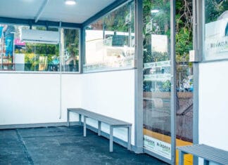 Miodowsky inauguró la tercera parada de colectivo climatizada en un punto clave de Rivadavia
